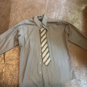 Men's Gray Dress Shirt w/ tie set sz small 14.5.  32/33